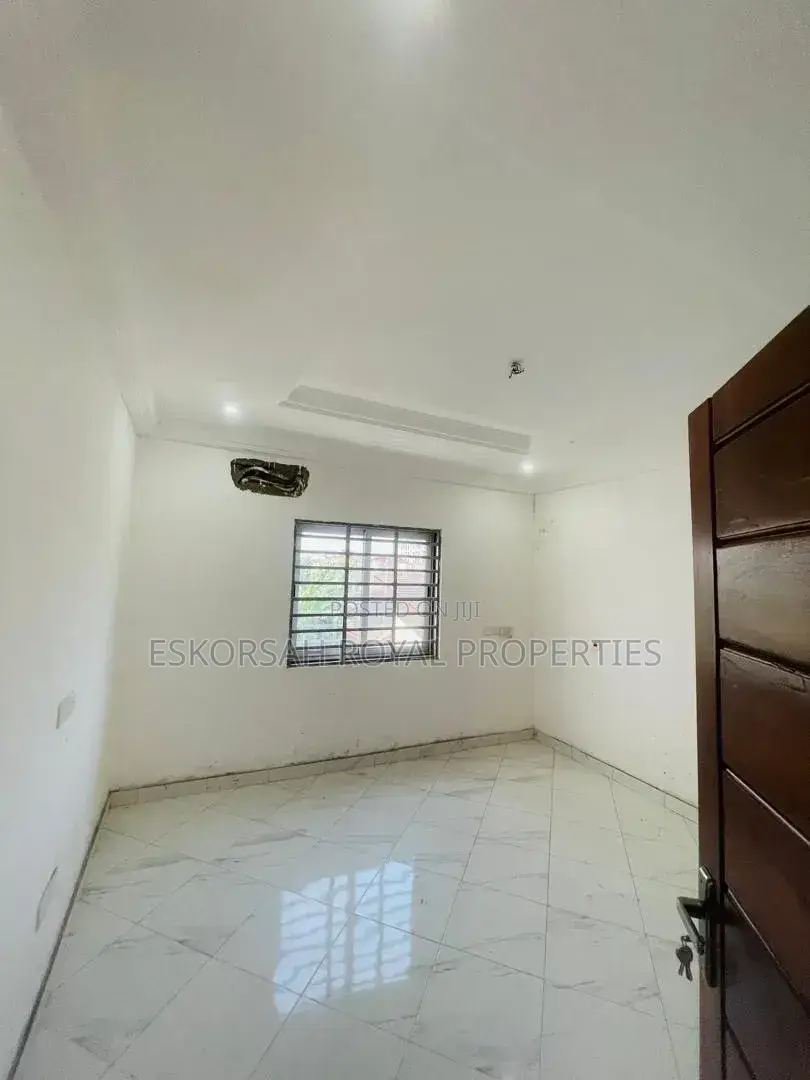 5bdrm House in Achimota Ofankor Rd, Mile 7 for sale