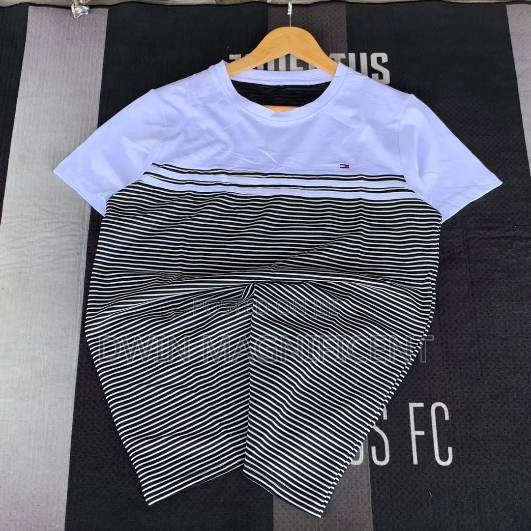 Tommy Hilfiger Short-Sleeve T-Shirt With a Horizontal Striped Design