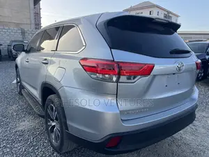 Toyota Highlander LE Plus 2019 Silver