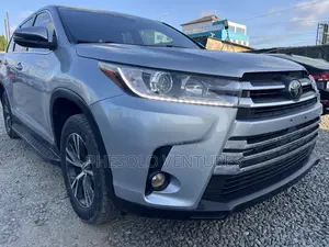 Toyota Highlander LE Plus 2019 Silver