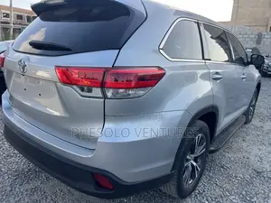 Toyota Highlander LE Plus 2019 Silver
