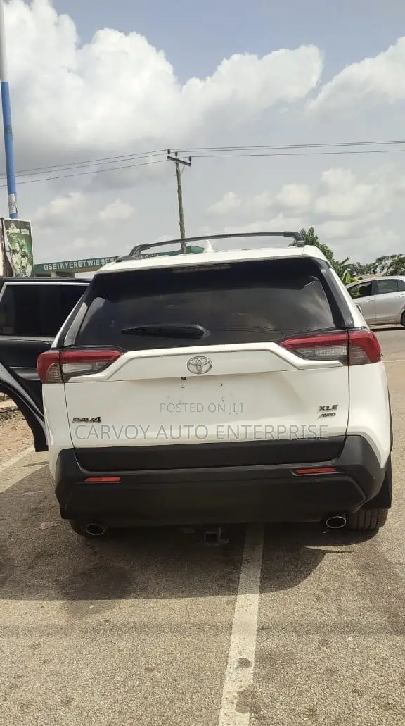 Toyota RAV4 XLE AWD 2019 White