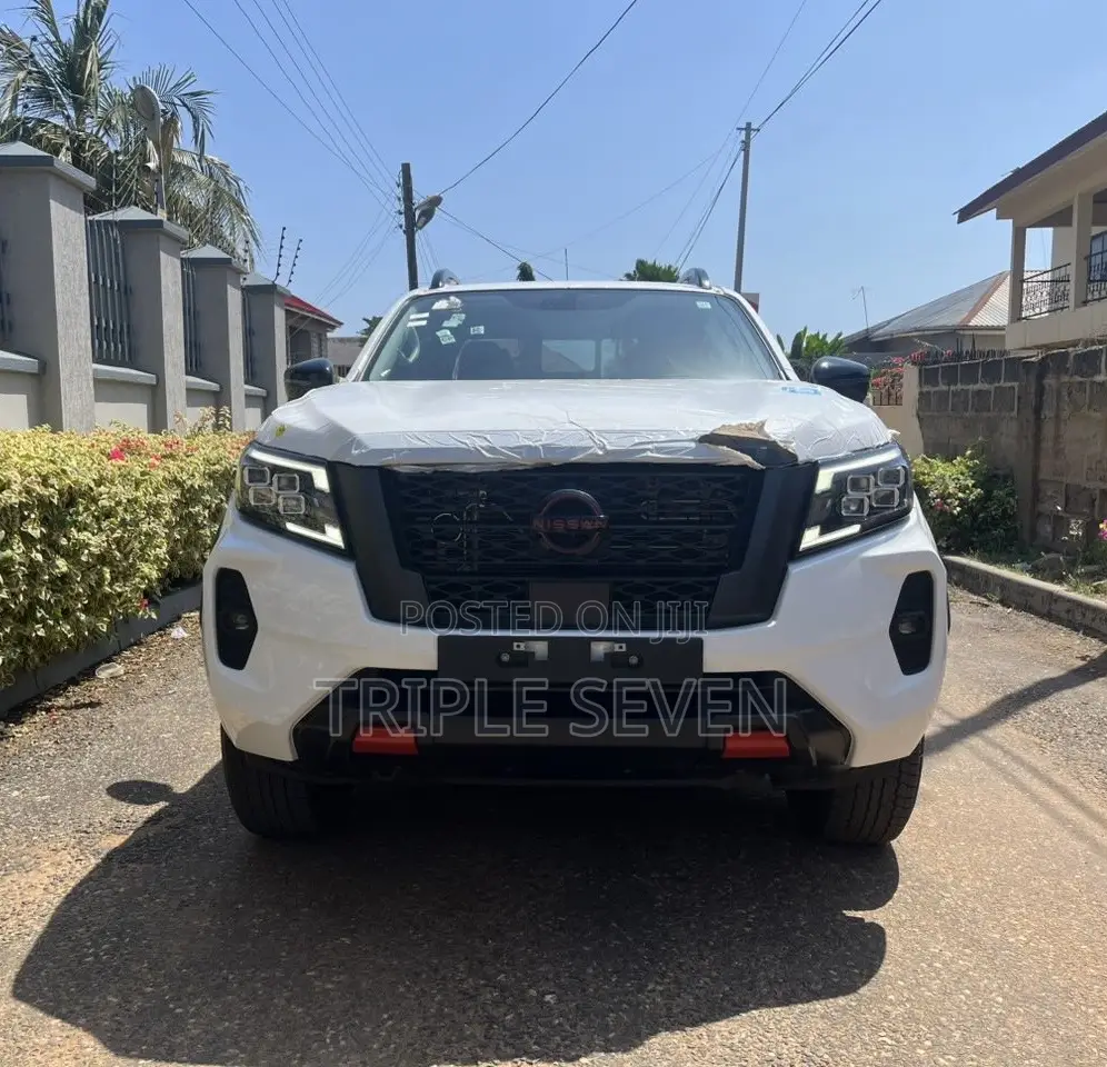 New Nissan Navara 2025 White
