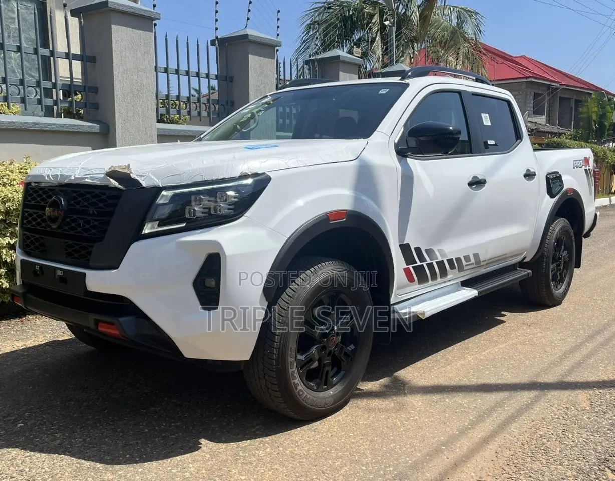 New Nissan Navara 2025 White