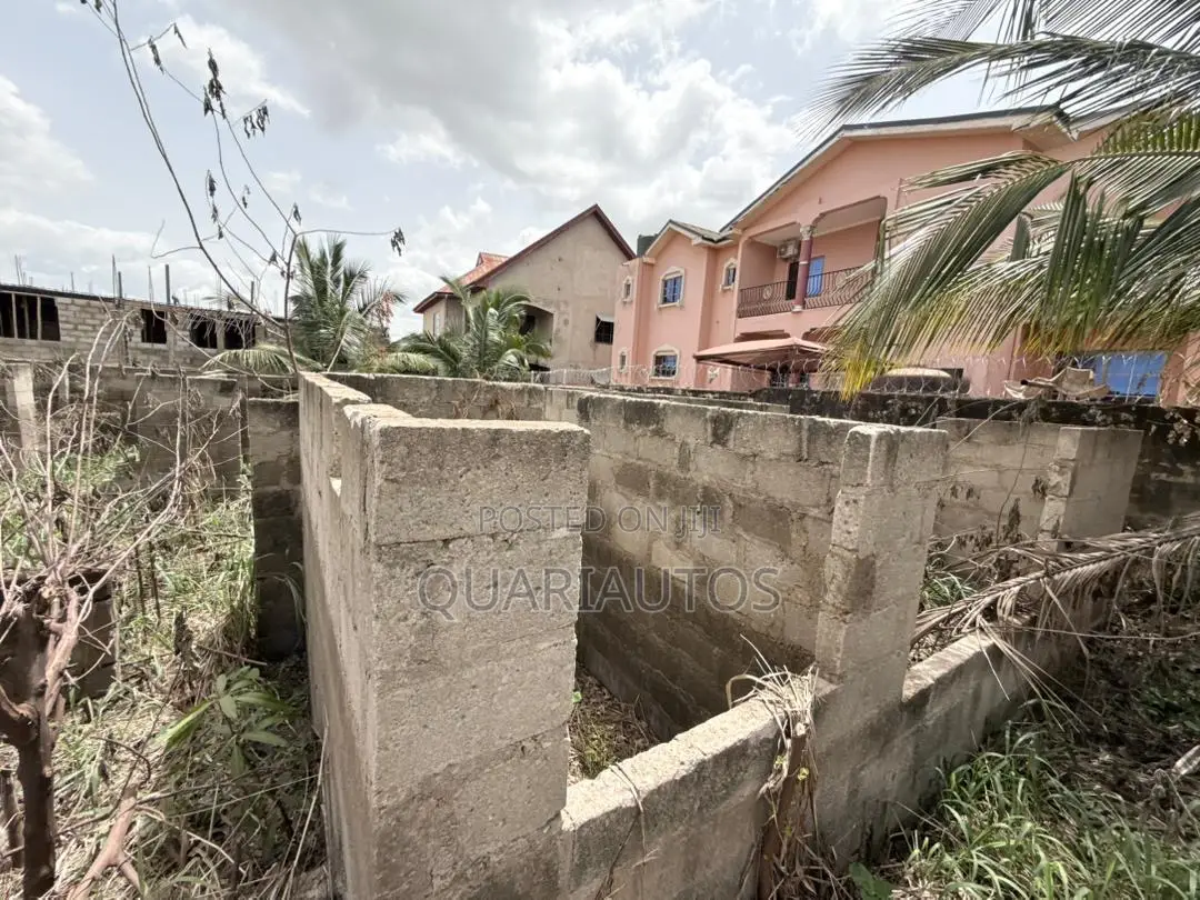 5 Bedroom Uncompleted Building 90x90 Size On 100x90 Land