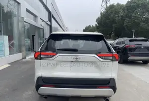 Toyota RAV4 2021 White
