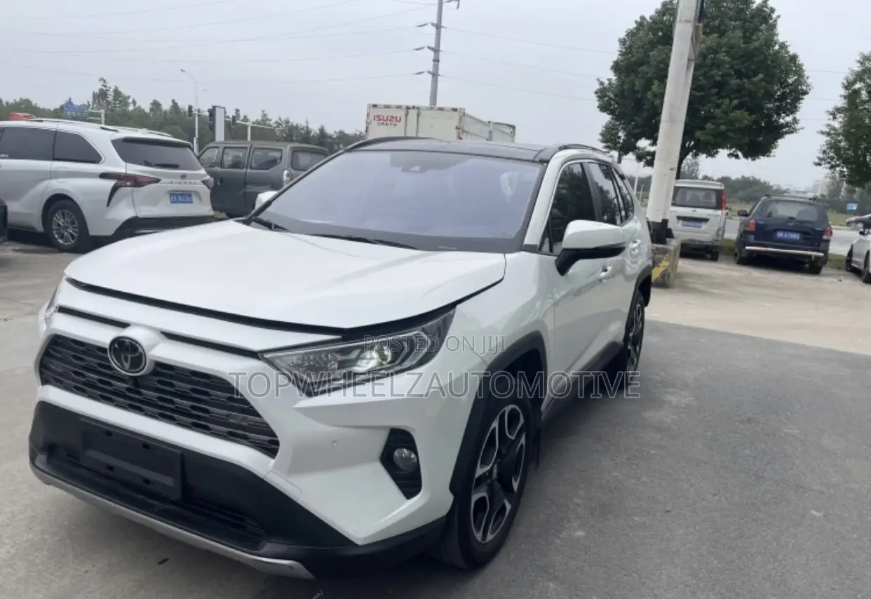 Toyota RAV4 2021 White