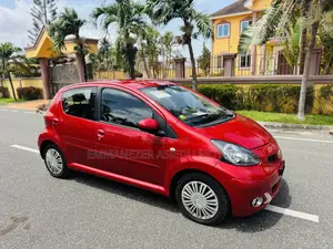 Toyota Vitz 1.3 FWD 5dr 2010 Red
