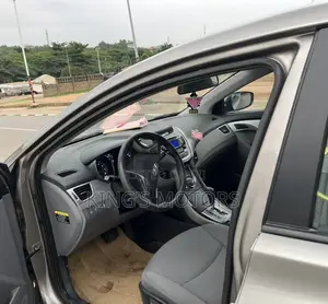 Hyundai Elantra Limited Sedan FWD (1.8L 4cyl 6A) 2013 Gold