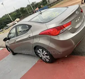 Hyundai Elantra Limited Sedan FWD (1.8L 4cyl 6A) 2013 Gold