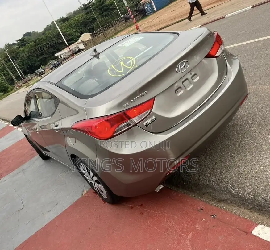 Hyundai Elantra Limited Sedan FWD (1.8L 4cyl 6A) 2013 Gold
