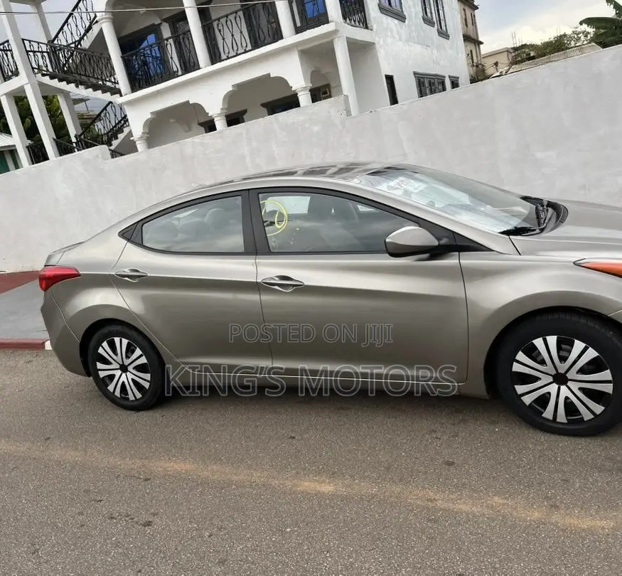 Hyundai Elantra Limited Sedan FWD (1.8L 4cyl 6A) 2013 Gold