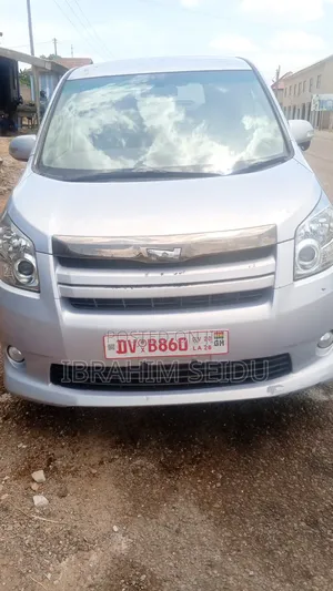 Toyota Voxy 2013 Silver