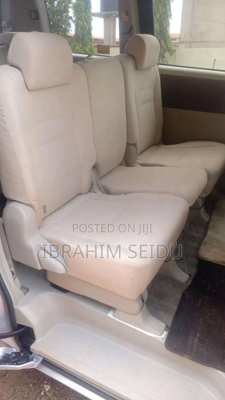 Toyota Voxy 2013 Silver