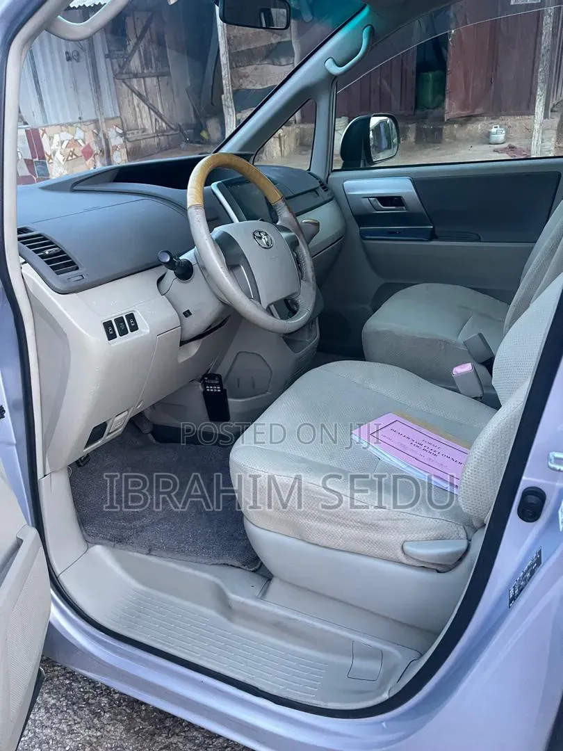 Toyota Voxy 2013 Silver