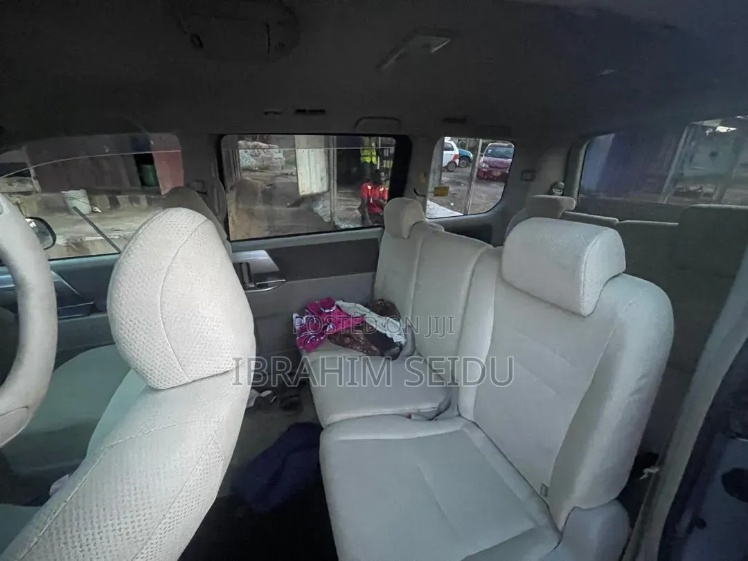 Toyota Voxy 2013 Silver