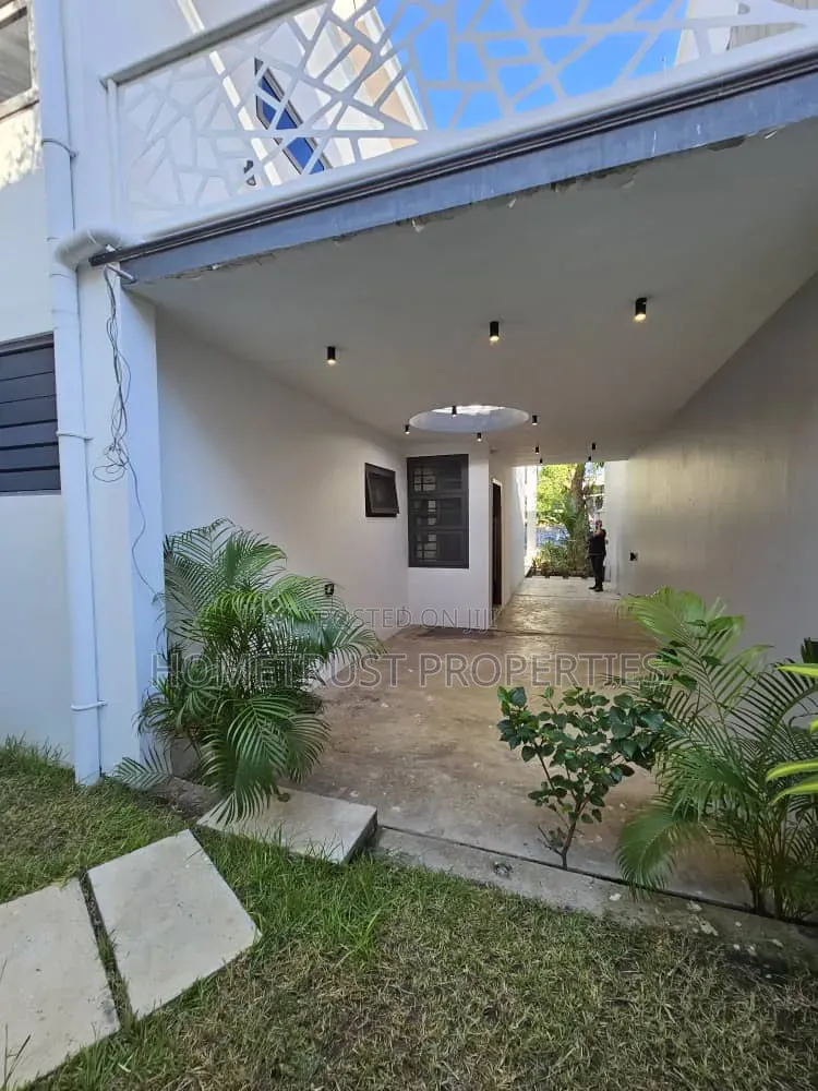 4bdrm Duplex in East Airport for sale