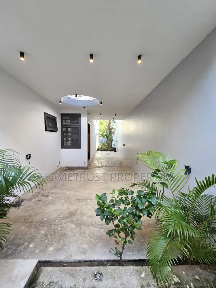 4bdrm Duplex in East Airport for sale