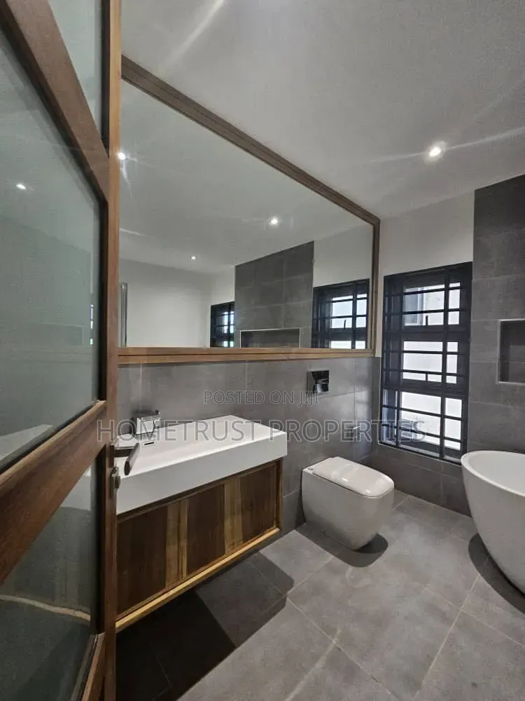 4bdrm Duplex in East Airport for sale