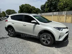 Toyota RAV4 XLE 4dr SUV (2.5L 4cyl 6A) 2015 White