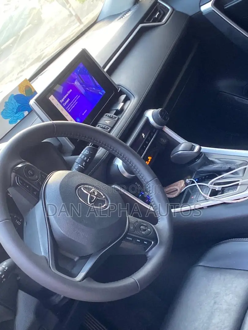 Toyota RAV4 XLE AWD 2023 White