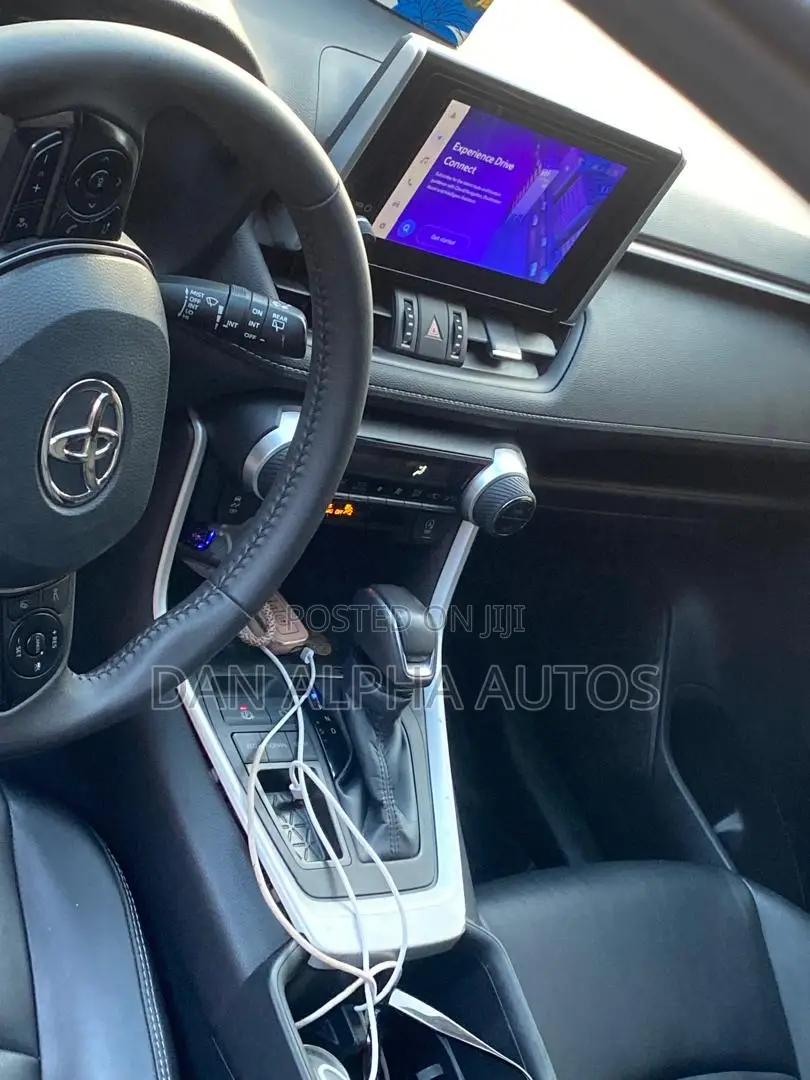Toyota RAV4 XLE AWD 2023 White