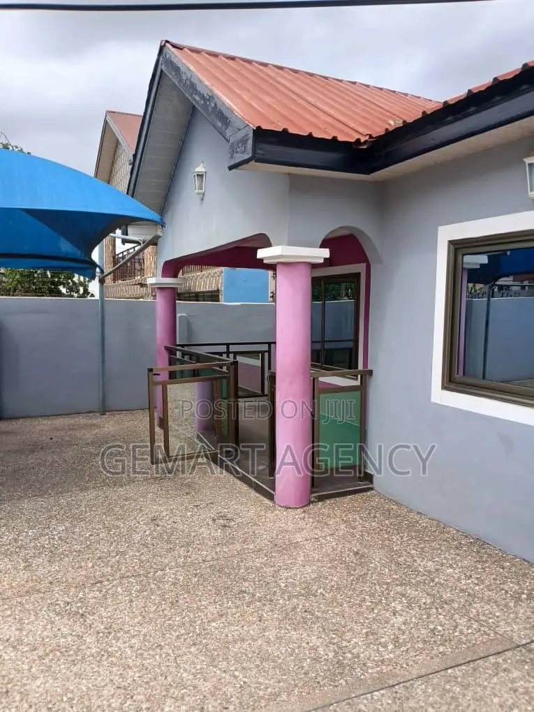 3bdrm Apartment in Abuom Junction, for rent