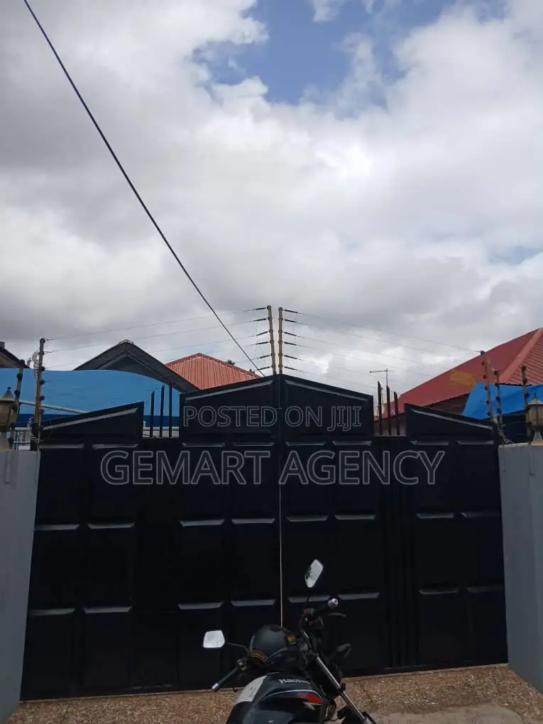3bdrm Apartment in Abuom Junction, for rent