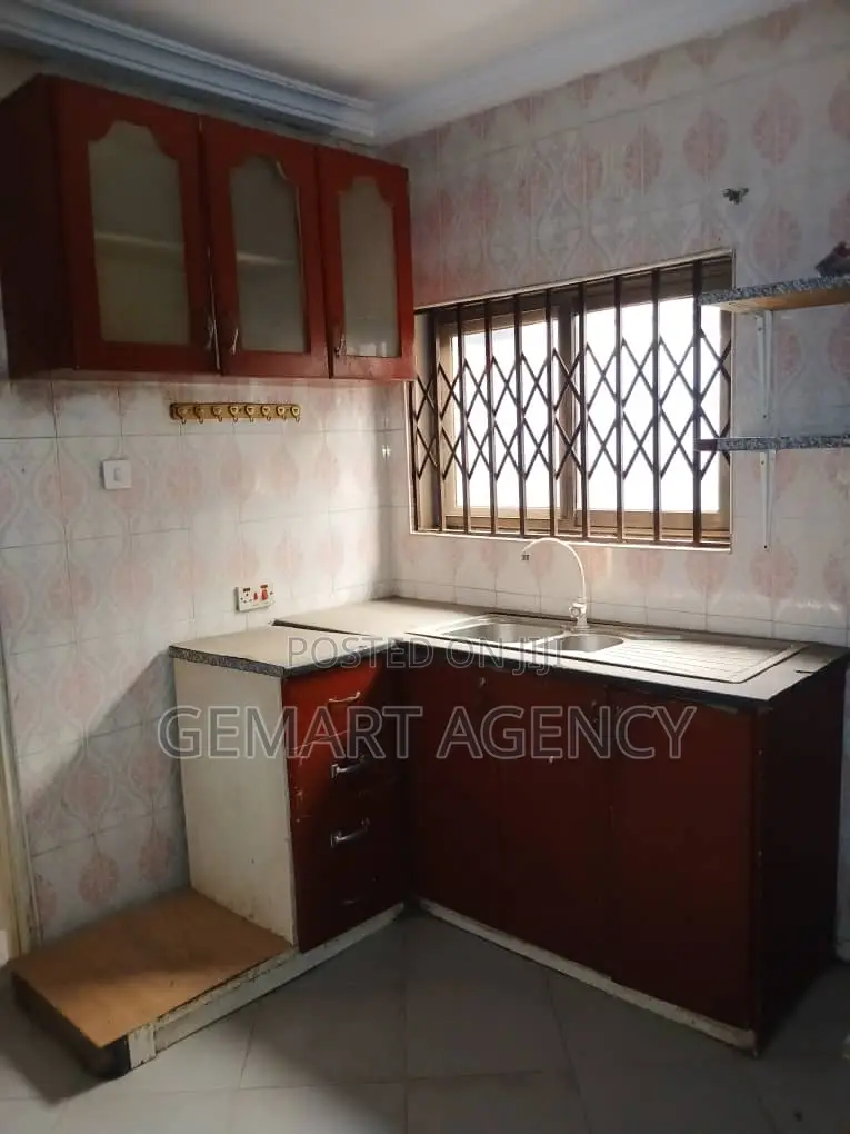 3bdrm Apartment in Abuom Junction, for rent
