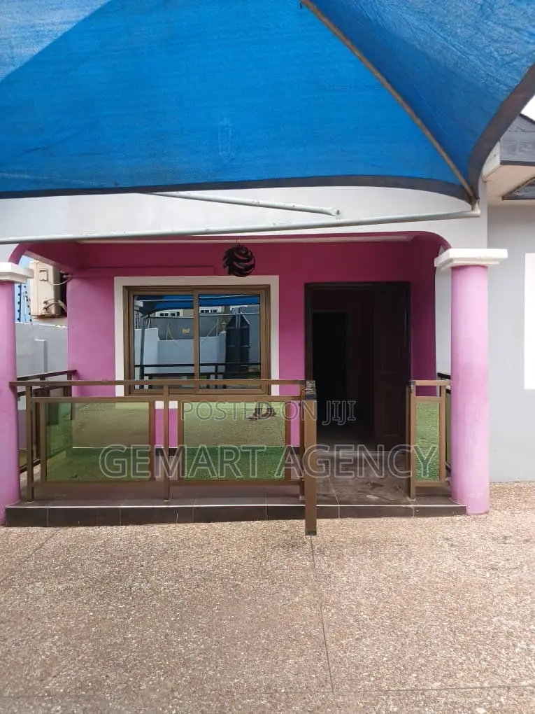 3bdrm Apartment in Abuom Junction, for rent