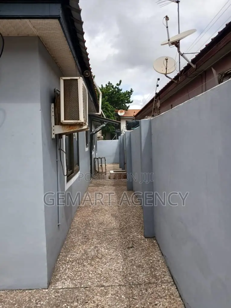 3bdrm Apartment in Abuom Junction, for rent