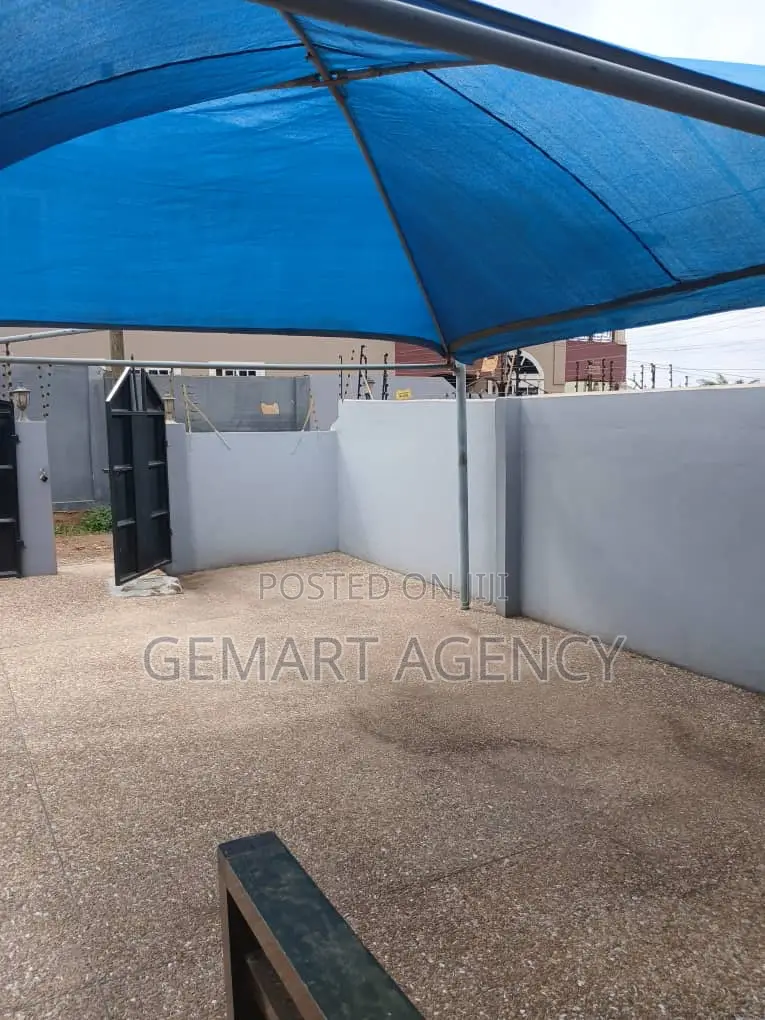 3bdrm Apartment in Abuom Junction, for rent