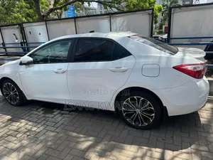 Toyota Corolla SE 4dr Sedan (1.8L 4cyl CVT) 2017 White