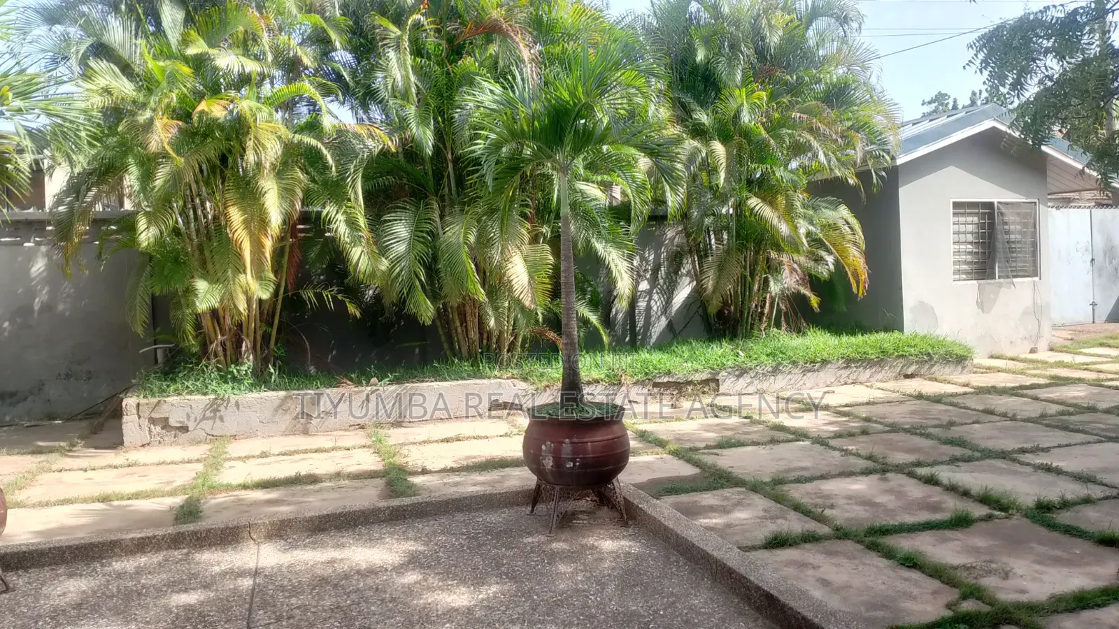 6 Bedroom House Commercial Property for Rent at Kwabenya