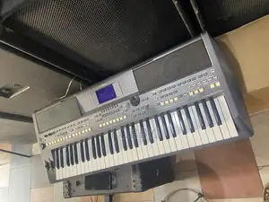 Yamaha PSR S670 Keyboard