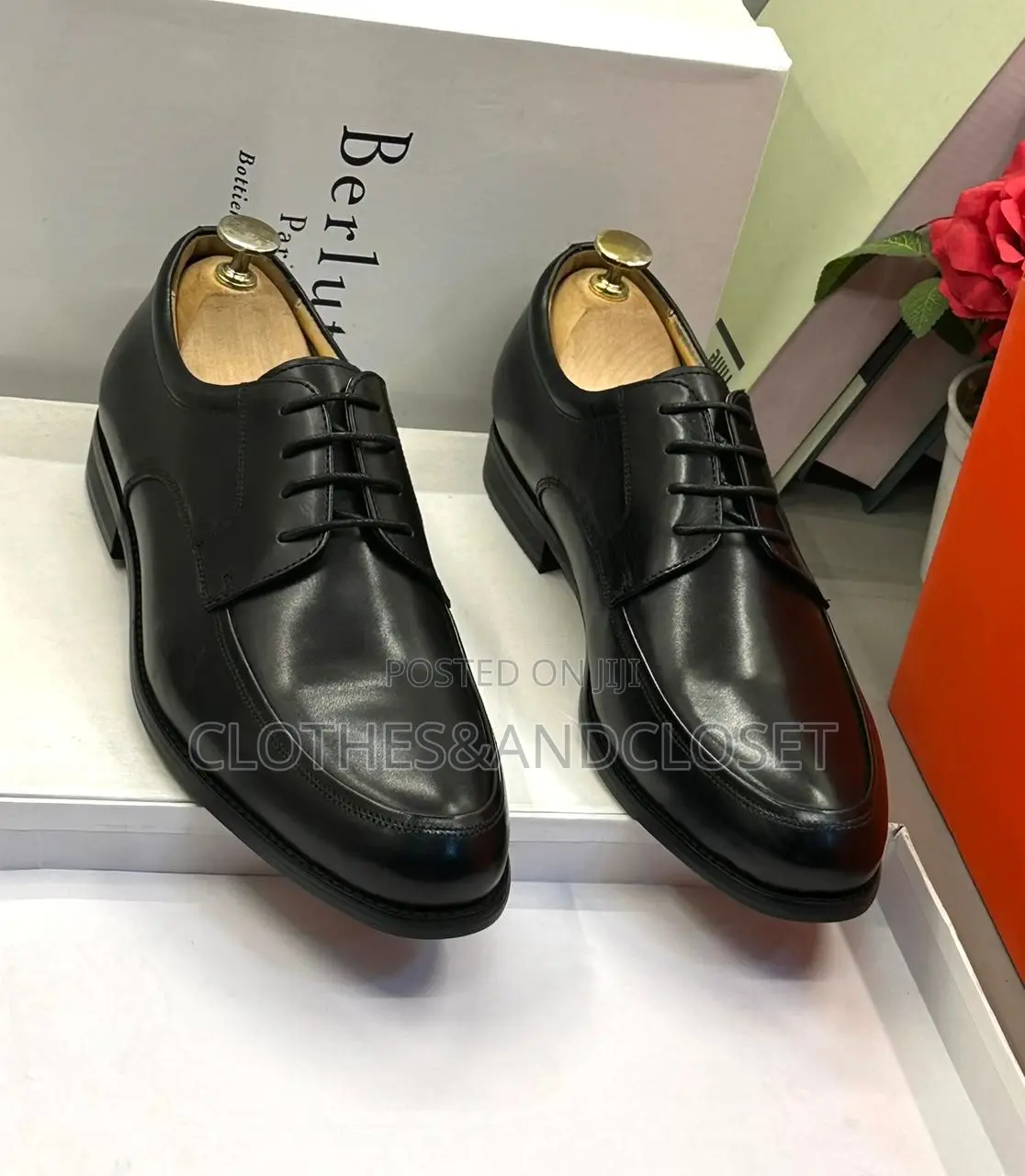 Black Leather Split-Toe Lace-Up Oxford Shoes.