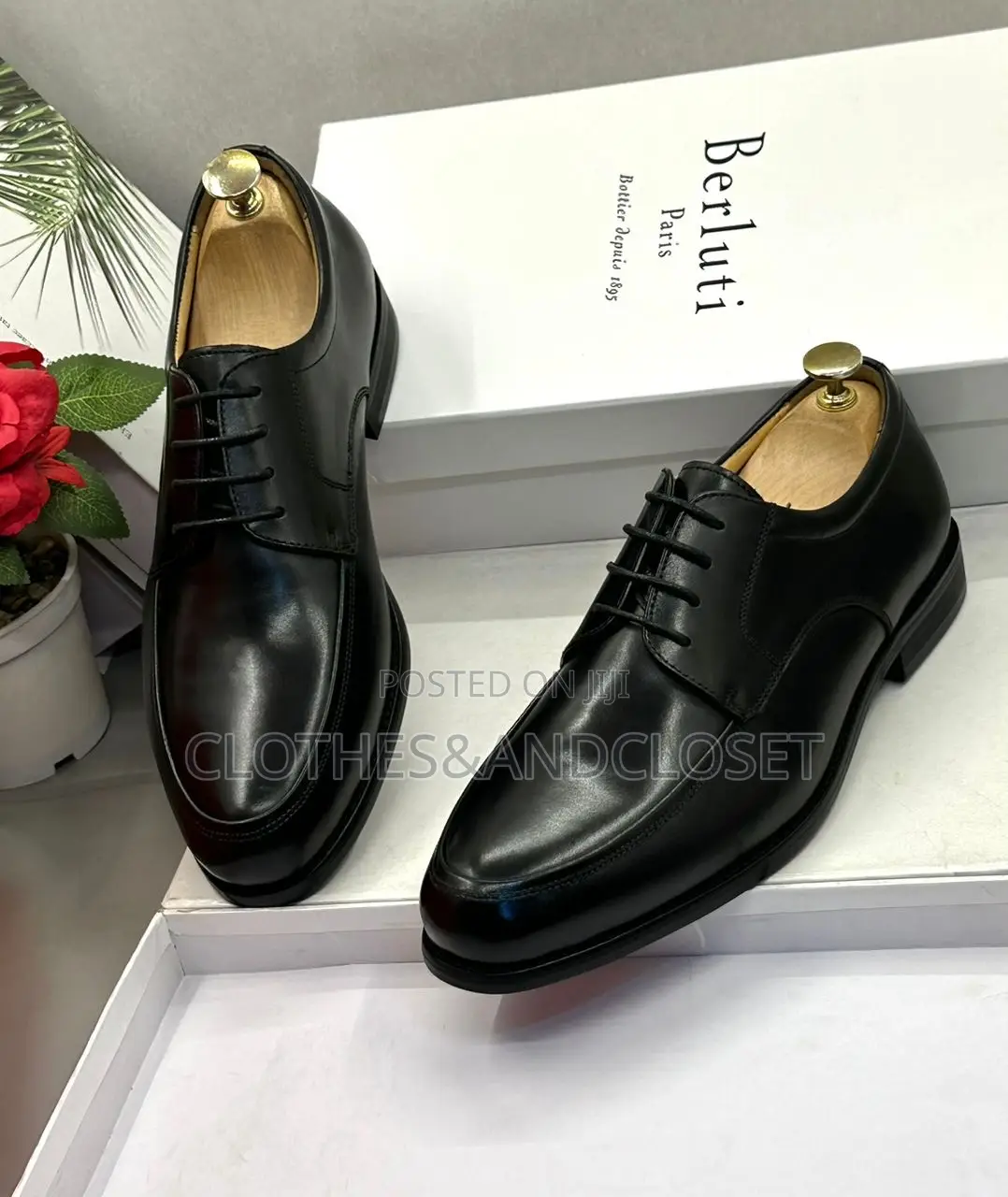 Black Leather Split-Toe Lace-Up Oxford Shoes.