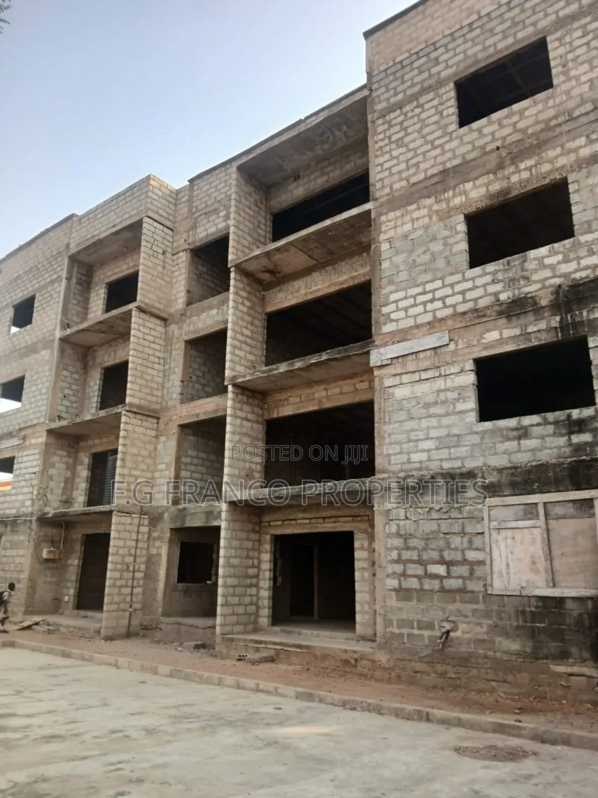 8bdrm Apartment in Kg Franco Properties, Spintex for sale