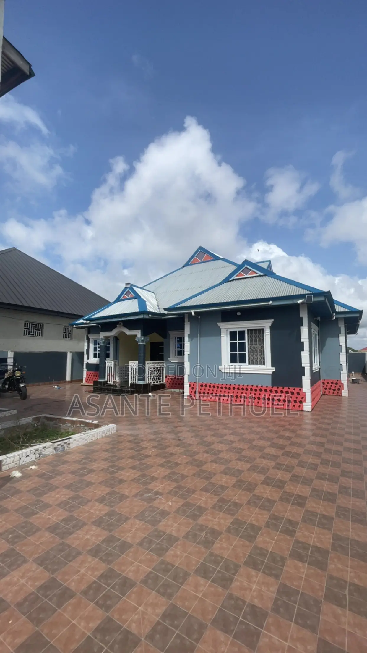 6bdrm House in Bosomtwe for sale