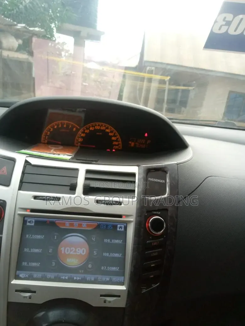 Toyota Yaris Base Hatchback 5dr 2010 Black