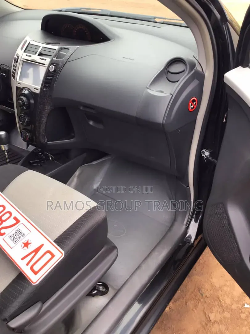 Toyota Yaris Base Hatchback 5dr 2010 Black
