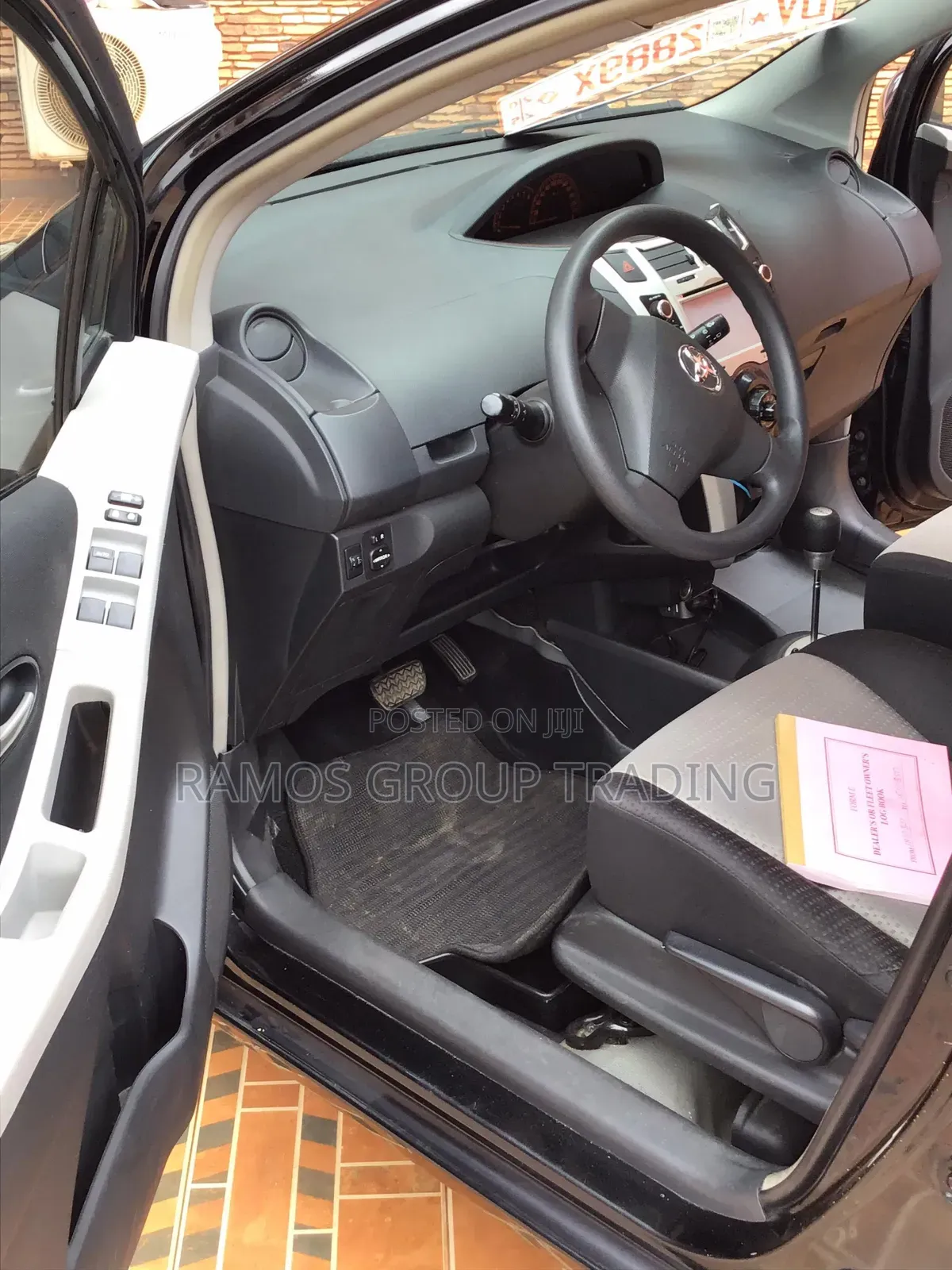 Toyota Yaris Base Hatchback 5dr 2010 Black