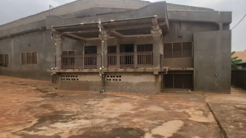 11bdrm House in Family, Kumasi Metropolitan for sale