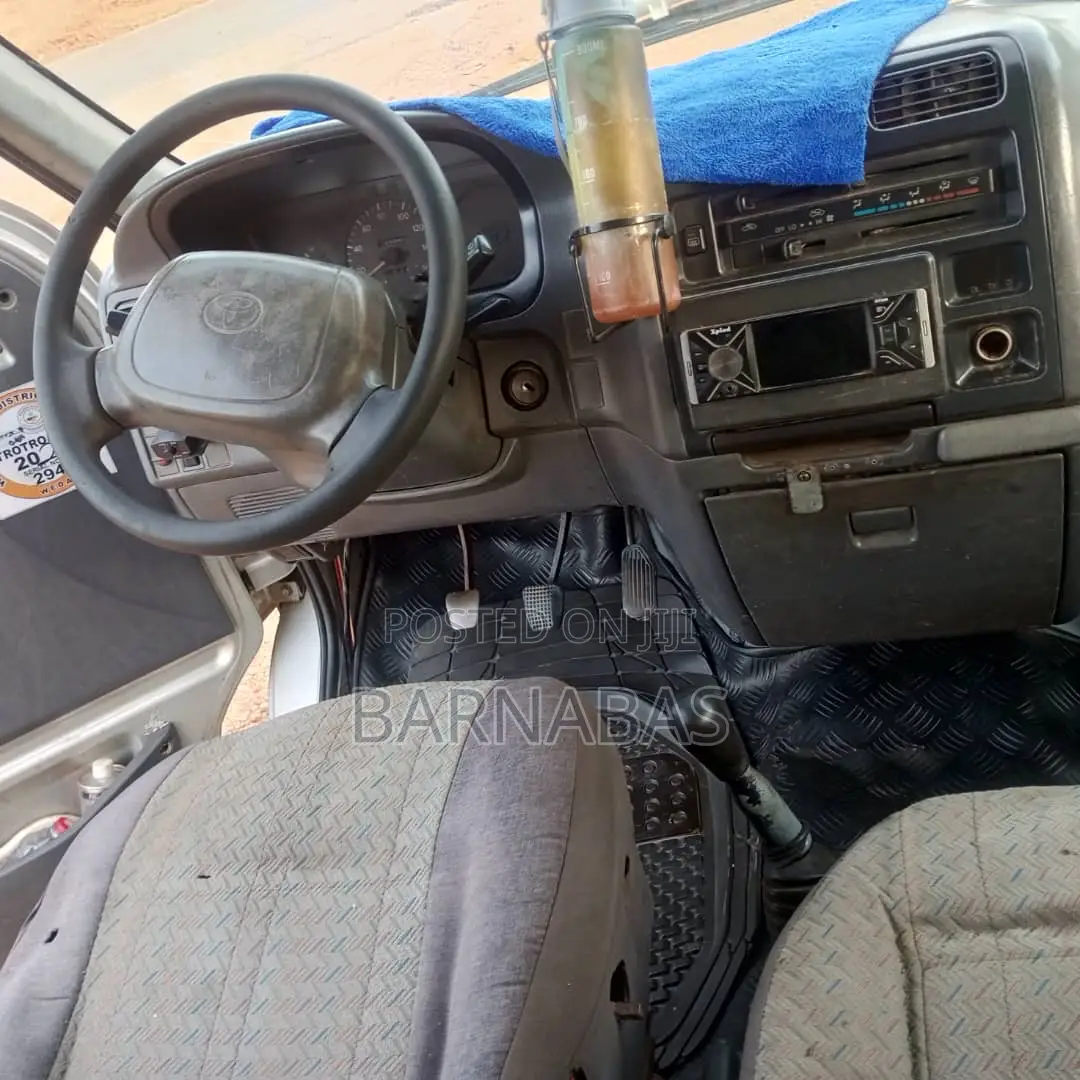 Toyota HiAce 2010 Silver