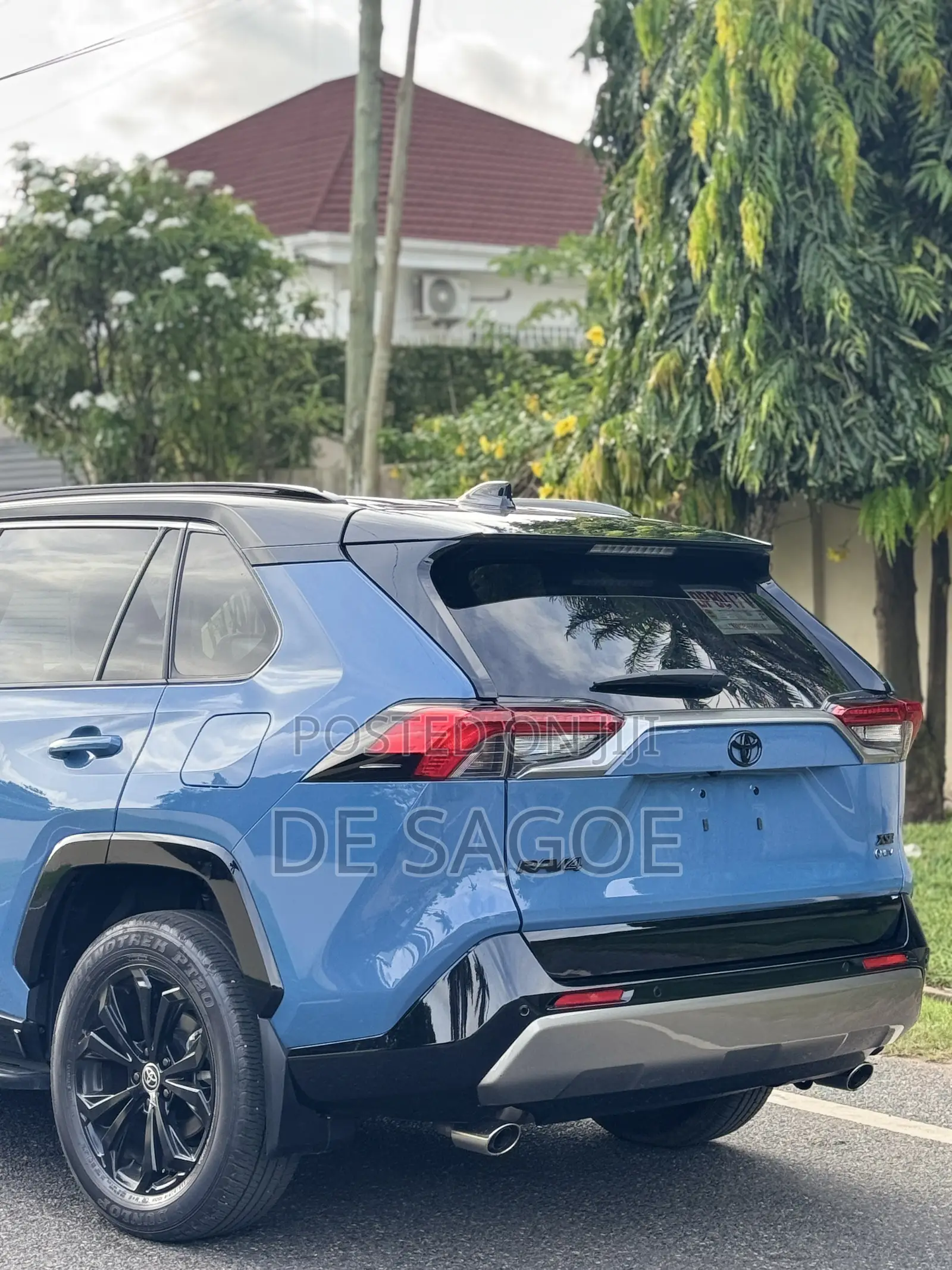 Toyota RAV4 XLE Premium 2025 Blue