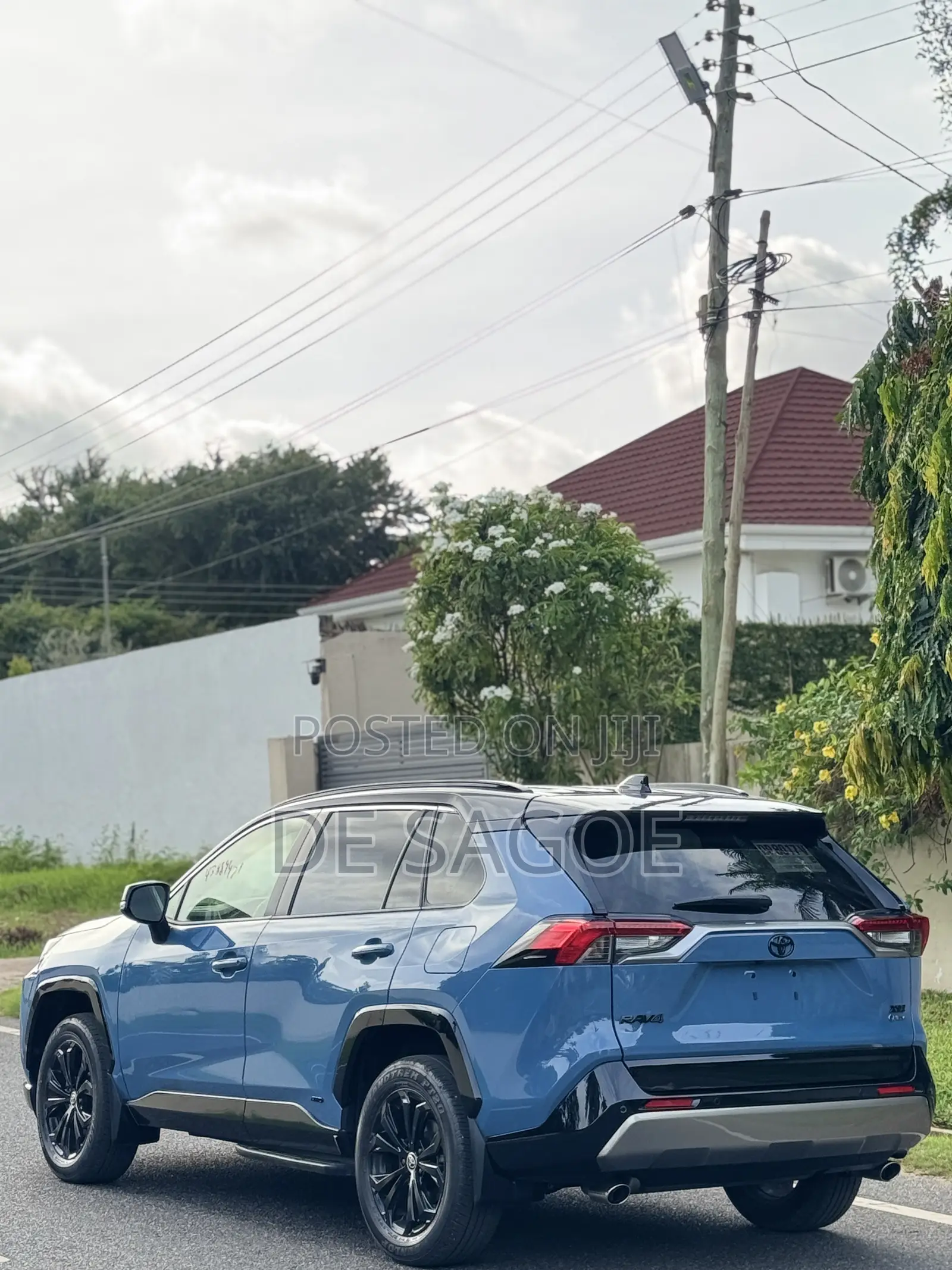 Toyota RAV4 XLE Premium 2025 Blue
