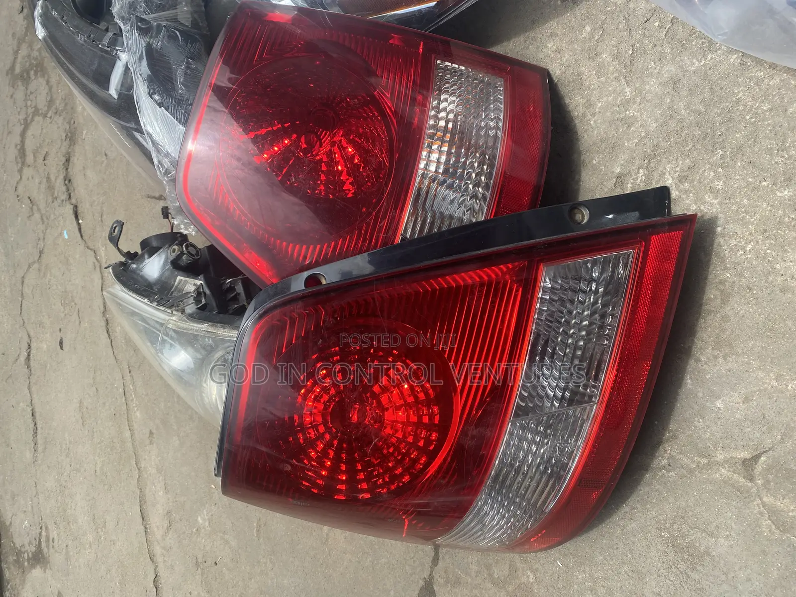 Kia Sorento 2002 -2005 Tail Light Pair