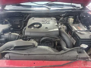 Mitsubishi L200 2013 Red