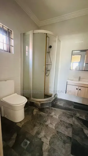 5bdrm Mansion in Pokuase for rent