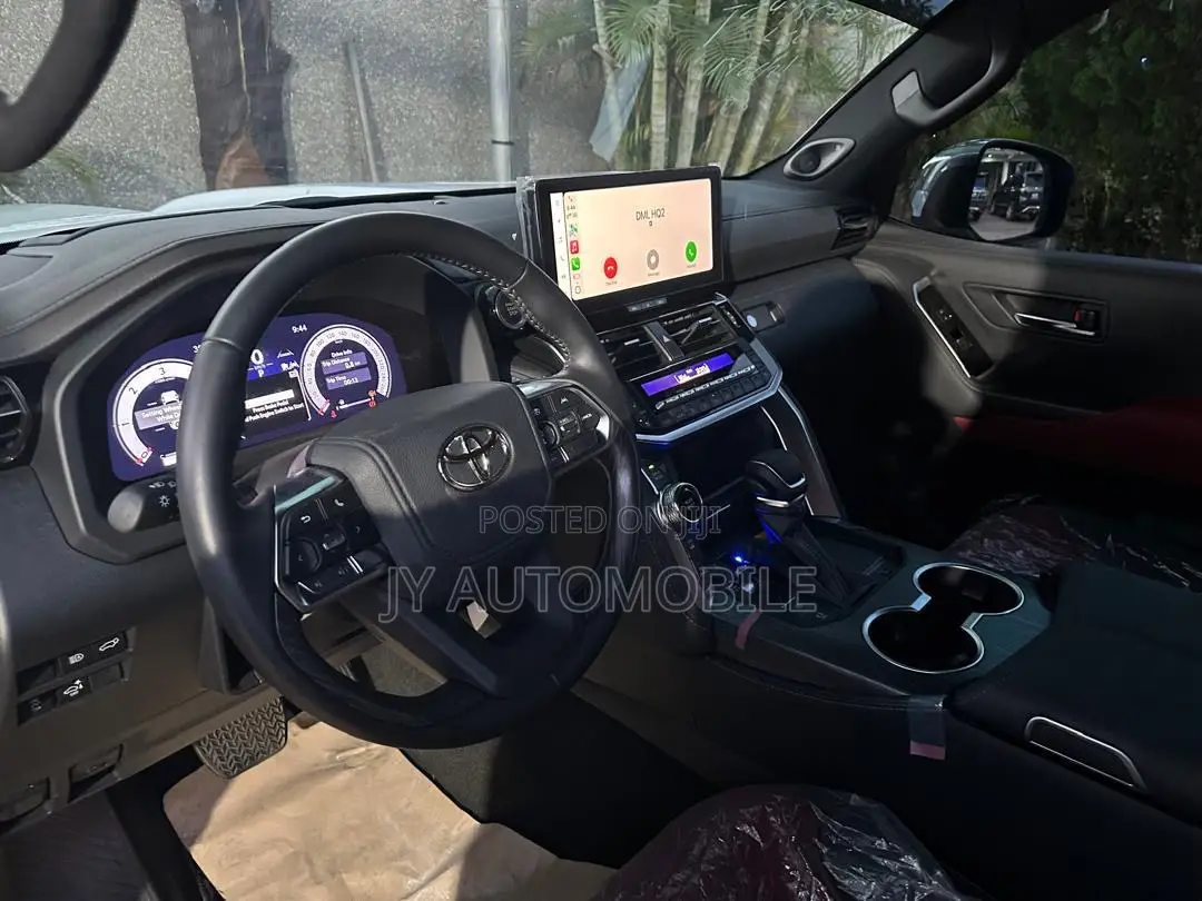 New Toyota Land Cruiser LC300 2025 White